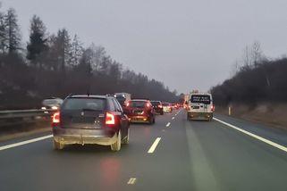 Polský kamión si na D11 vychutnával desítky řidičů. Netušil, kdo jede za ním