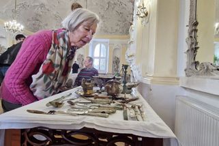 Pod smetištěm na zámku v Jablonném našli archeologové ukrytý poklad Liebiegů - Novinky