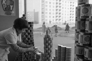 Pan Vajíčko, propagace zboží, které nešlo koupit, a plakáty ve výlohách: Reklama za minulého režimu - Proženy.cz