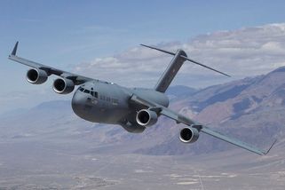 securitymagazin.cz/security/kapacita-prekrocena-o-700-letoun-c17-globemaster-vyprostil-z-kabulu-misto-100-lidi-rovnou-800-1404067376.html