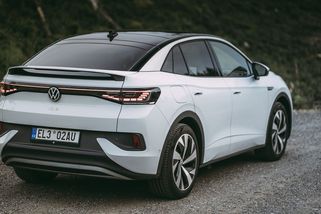 Praha chce zrušit bezplatné parkování elektromobilů, odborníci jsou proti. Jaký je váš názor? - Garáž.cz