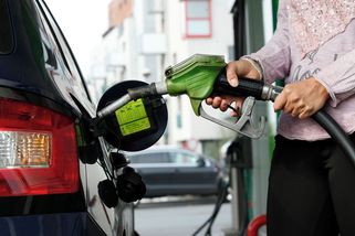 Srovnání cen benzínu a nafty: Česko je na průměru Evropské unie - Novinky