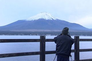 Na hoře Fudži napadl první sníh o tři týdny později než obvykle - Novinky