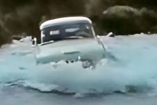 Tatra 603 má snad nejlepší reklamu všech dob. V akčním snímku driftuje, jezdí v drsném terénu a brodí se řekou - Garáž.cz