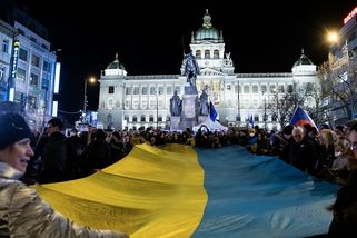 „Štve mě, že nejsem doma v Charkově.“ Lidé v Praze vyjádřili podporu Ukrajině - Seznam Zprávy