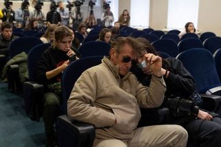 Hollywoodská hvězda je na Ukrajině. Točí dokument o invazi - Novinky