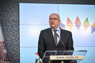 Ať ve škole uklízí učitelky a učitelé, volna mají dost