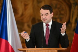 Macinka v Mnichově rozčílil Clintonovou. Odmítla j...