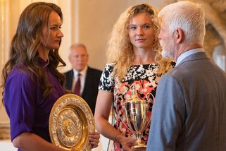 Klobouk dolů! Krejčíková a Siniaková u prezidenta Pavla zmohly to, co nikdo předtím nedokázal. Lidé nevycházejí z údivu - Super.cz