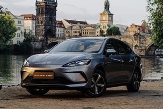 Čínský BYD zřejmě překoná Teslu v prodeji elektromobilů - Novinky