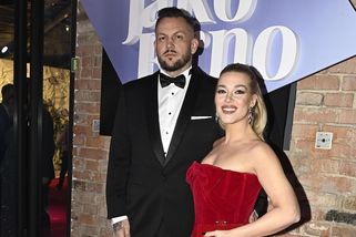 Myslivcová nahoře bez a s jasným vzkazem