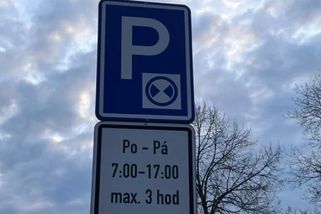 Parkoviště s parkovacím kotoučem lze využít zdarma. Jenže stačí málo a řidič dostane pokutu 2500 Kč
