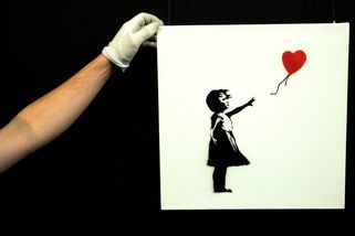 FOTO: Banksyho jméno a tvář odhaleny. Připomeňte si známá díla slavného provokatéra - Novinky