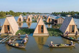 Prefabrikovaná útočiště do záplavových oblastí vypadají jako stanový tábor na vodě