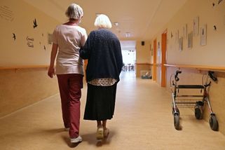 Aby pečovatelé vyžili, musejí darovat krevní plazmu. Odboráři hrozí protesty - Novinky