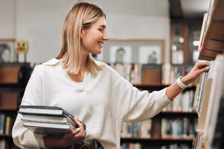 Mladá knihovnice Erika vydělává 22 tisíc. Je single a bydlí s dalšími šesti lidmi, aby vyšla - Proženy.cz