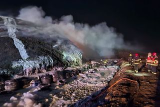 Požár skládky odpadu u Litvínova. Hasiči vyhlásili zvláštní stupeň poplachu - Novinky