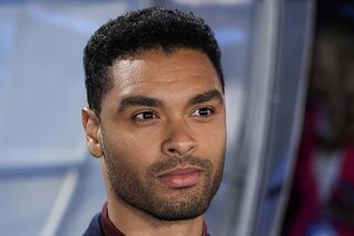 Krasavec z Bridgertonových je podle vědců mužem s nejkrásnější tváří světa: Oči má posazené prakticky dokonale - Super.cz