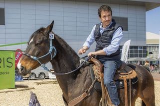 Český Belmondo chová 55 koní a už jezdí i jeho tři děti. Poslední závod Martina Krause v parkúru ale skončil neslavně - Super.cz