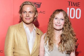 Neskutečná Mia Farrow (78): S dlouhými kadeřemi zářila vedle fešného syna, jehož otcem je Woody Allen - Super.cz
