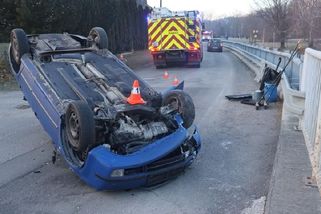 Devatenáctiletá řidička na Jesenicku si neoškrábala okna. Auto při nehodě obrátila na střechu - Novinky