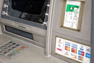 Muž zapomněl v bankomatu v Turnově 20 tisíc. Když se vrátil, byly pryč - Novinky