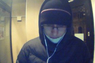 Telefonát ji stál čtyři miliony. Kriminalisté teď hledají osobu zachycenou u bankomatu v Praze