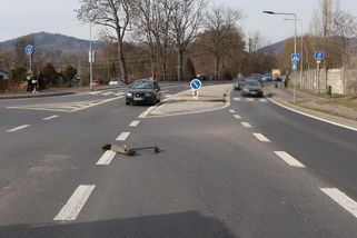 Řidička na Karlovarsku srazila ženu na elektrokoloběžce, policie pátrá po svědcích - Novinky