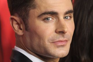 Zac Efron se z krasavce mění v kreaturu: „Žádná plastika, ale nehoda!“ tvrdí. Nikdo mu to nevěří