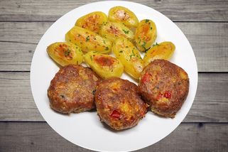 Šťavnaté sýrové karbanátky pečené společně s bramborami v troubě | Vaříme s Mozkem