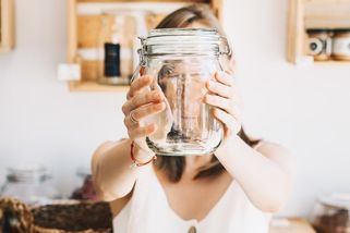 Staré zavařovačky jako nové: Zápachu je zbaví lžička hořčice, přilepené etikety fén