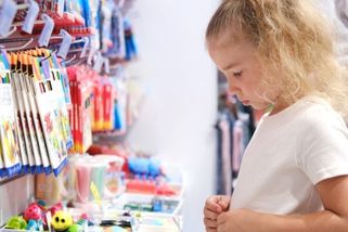 „Syn jde letos poprvé do školy. Na výbavu ale nemám,“ říká samoživitelka. Pomoc existuje, ale není to snadné