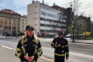 Se sluchátky ne. Kvůli nepozorným chodcům hasiči učí přecházet přes silnici v Praze - Novinky