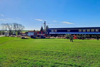 Na Českokrumlovsku se srazil vlak s autem, na místě přistává vrtulník - Novinky