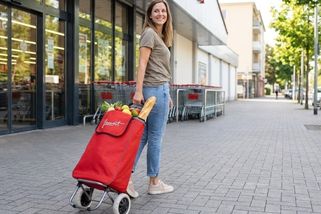„Kvůli tašce na kolečkách jsem byla u pokladny za podivína,“ popisuje Lucie. Dnes bych ji nevyměnila