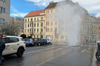 V Praze na Ortenově náměstí prasklo potrubí, na ulici se vyvalil gejzír vody - Novinky