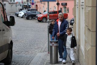 Praha 1 zaplatila miliony za sloupky proti autům. Zatím překáží jen chodcům - Seznam Zprávy