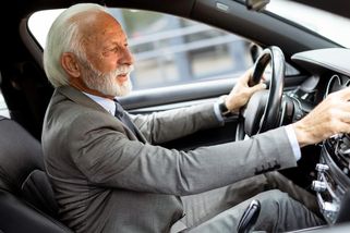 Nemusí mít klobouk ani vajíčka. Přesto seniora za volantem snadno poznáte - Médium.cz