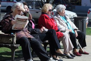 Válka seniorek v brněnské bytovce. Osmdesátnici nakopla o tři roky mladší sousedka - Novinky