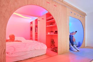 Pětičlenná rodina bydlí na 37 metrech čtverečních. Vejít se jim pomohly vestavby | EARCH.cz