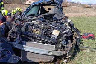 Řidič audi přehlédl na Klatovsku výstražná světla a vjel pod vlak. Auto odletělo do pole - Novinky