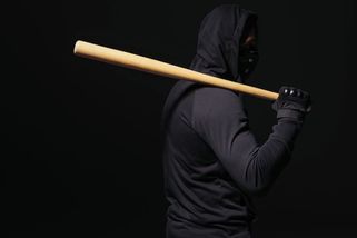 Mladík zmlátil baseballovou pálkou prodavačku v Benešově. Utekla mu, jeho dopadla policie - Novinky