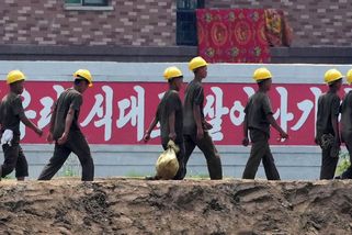 Šestnáct hodin denně, 364 dní v roce. KLDR posílá do Ruska moderní otroky - Seznam Zprávy