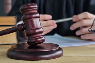 K soudnímu řízení se připojila z auta. Předstírala, že neřídí