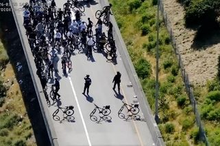 Policisté naháněli desítky cyklistů, zamezili úmyslnému blokování dálnice v San Francisku