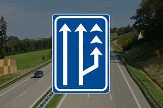 Značku s přerušovanou šipkou najdete hlavně na dálnici. Má svůj význam i pro řidiče osobáků, ne jen pro kamiony - Garáž.cz