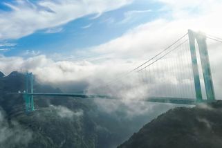 V Číně se pro dopravu otevřel nejvyšší most na světě, stojí 625 metrů nad řekou - Novinky