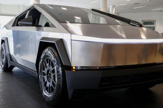 Tesla čelí žalobám kvůli klikám, v hořícím cybertrucku měly uvěznit posádku - Novinky