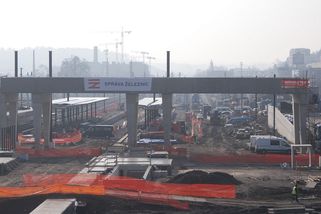 Autobusy pojedou nad kolejemi, první nástupiště se otevřou na nádraží Praha-Smíchov ještě letos - Novinky