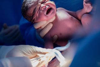 Žena, která rodila v sídle sekty, prodělala mozkovou smrt - Seznam Zprávy